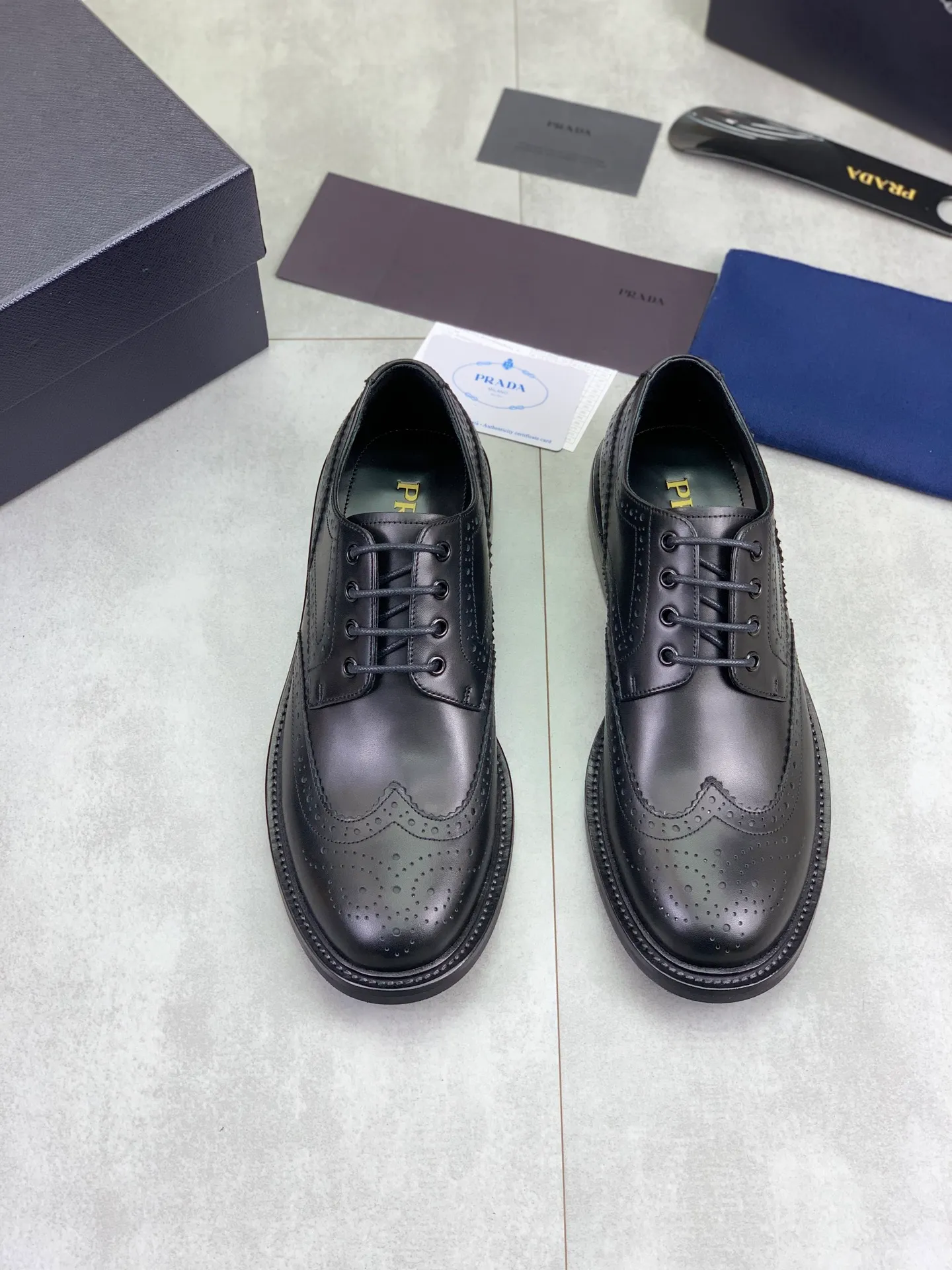 Factory price P980 💰 (genuine leather outsole series) original quality, top version 🔱 ＰＲＡＤＡPrada. Men's business casual leather shoes, top quality cow leather. 1:1 shipment⬆️Luxurious and noble👞All imported original color-changed cowhide, just to create a more comfortable wearing experience. Upper: Original comfortable selected high-end color-changed calfskin➕Top imported water-dyed full cow lining, original lightweight and comfortable high-grade genuine leather outsole✔️Code number: 39-44 (38 45 46 47 can be customized)